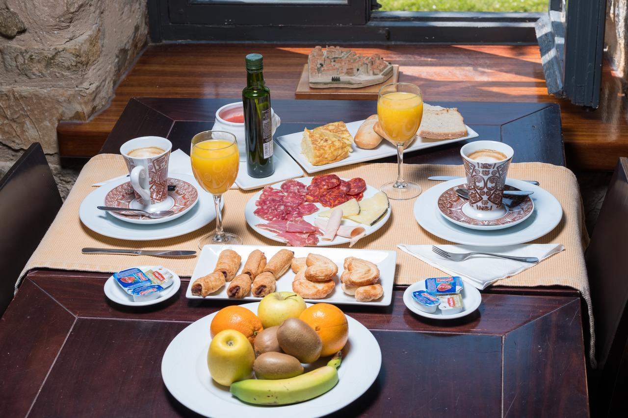 Hotel Posada Santa Maria La Real Aguilar de Campoo Bagian luar foto