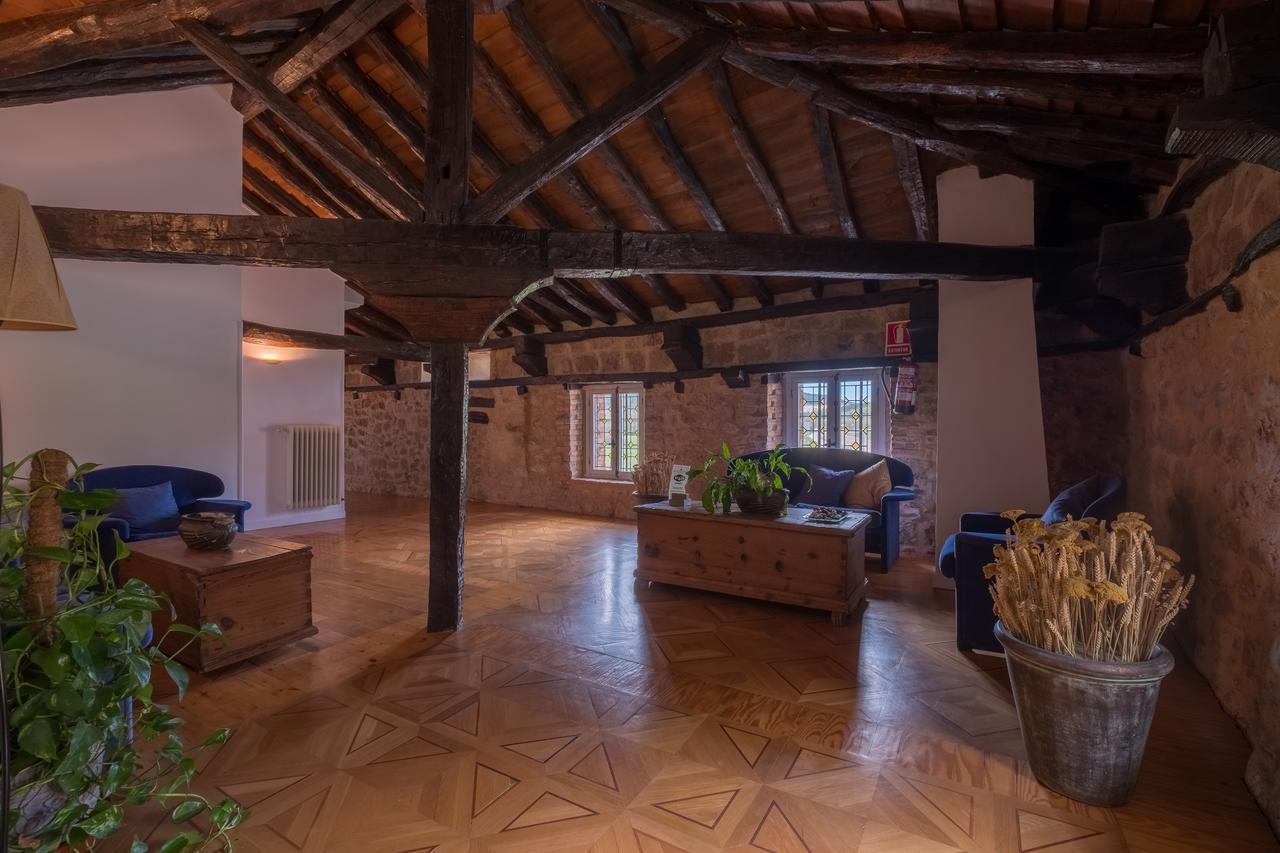 Hotel Posada Santa Maria La Real Aguilar de Campoo Bagian luar foto