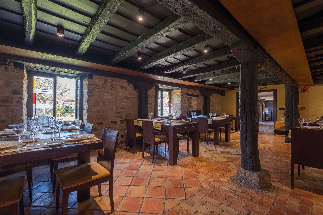 Hotel Posada Santa Maria La Real Aguilar de Campoo Bagian luar foto